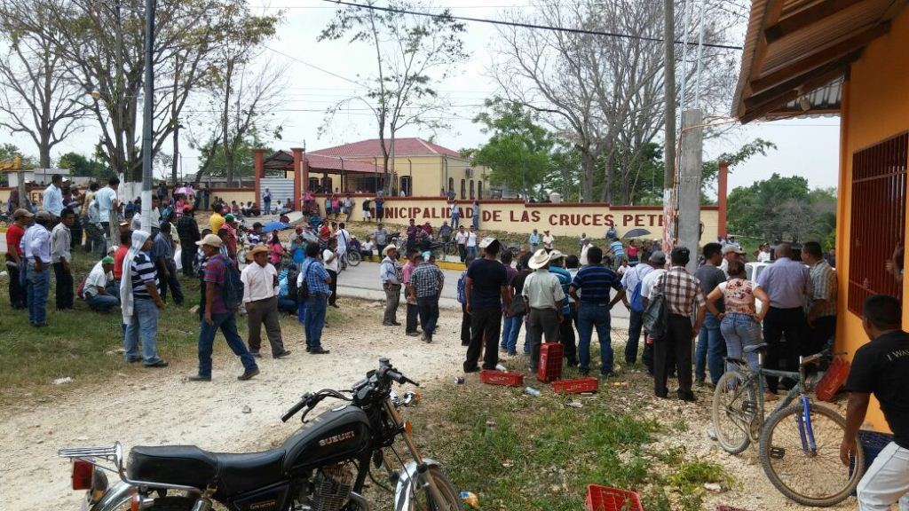 Protesta de vecinos frente a la Municipalidad de Las Cruces, Petén. (Foto Prensa Libre: Rigoberto Escobar).
