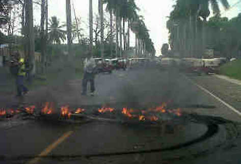 Integrantes de la Gremial de Mototaxista bloquean la calzada Las Palmas en Retalhuleu. (Foto Prensa Libre: Rolando Miranda)