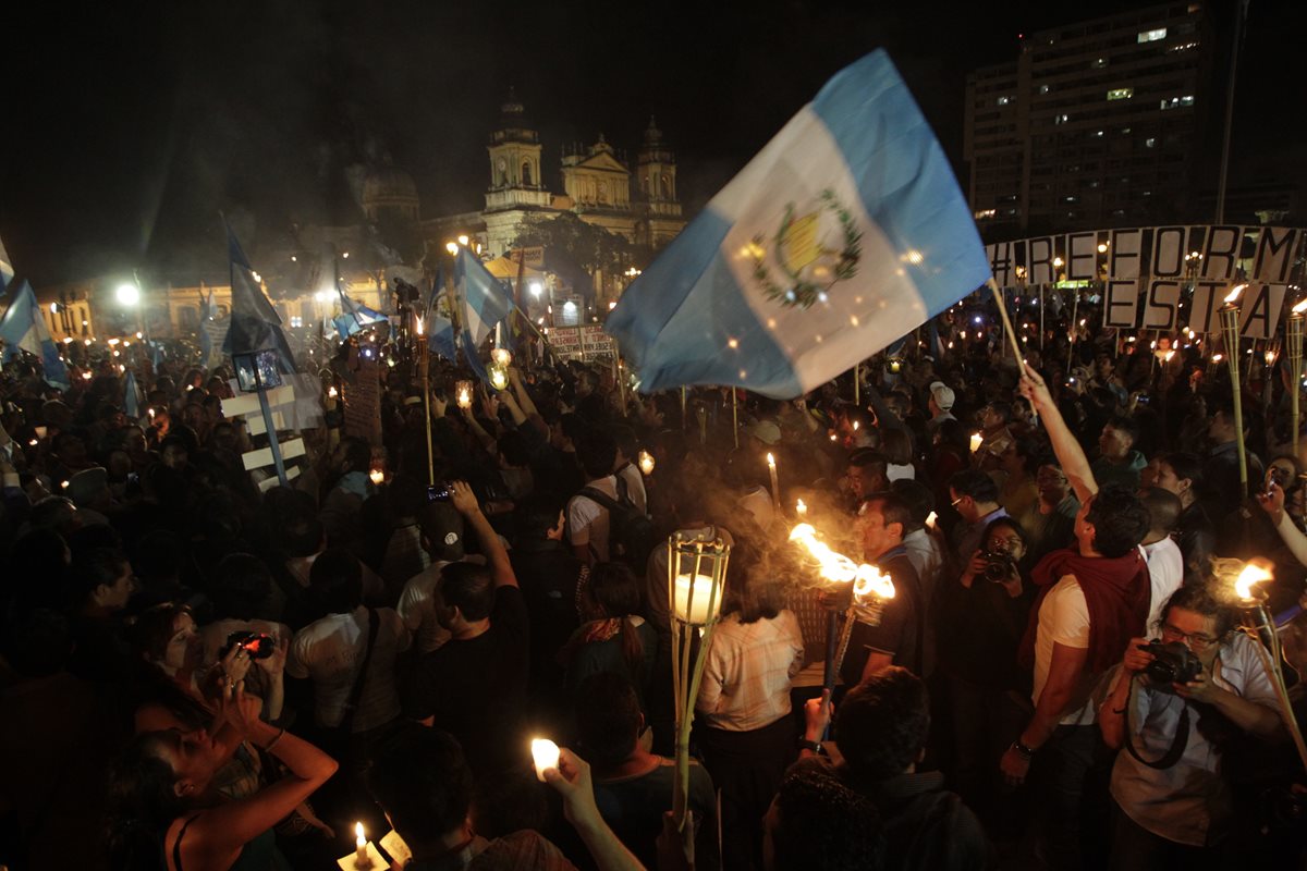 Miles de guatemaltecos manifestaron en contra de la Corrupción (Foto PRensa Libre: Edwin Bercián)