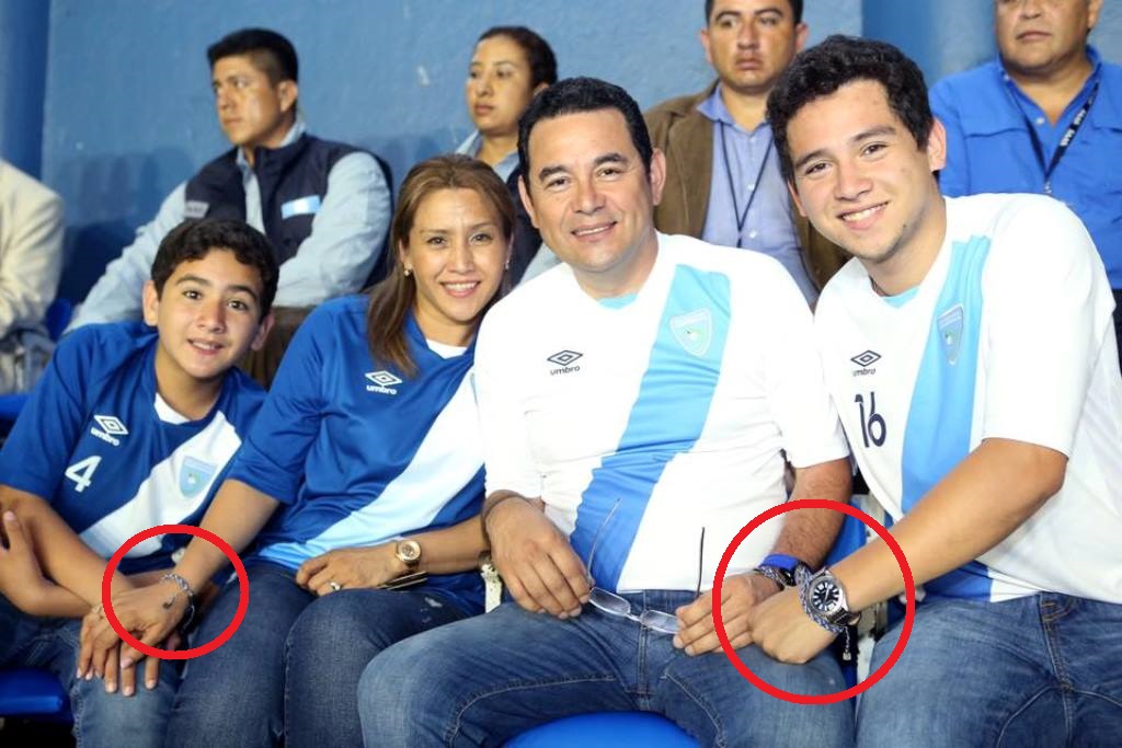 Morales y su familia portan las pulseras en el palco del estadio. (Foto Prensa Libre: Tomada de Facebook)