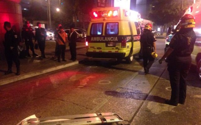 Un hombre pereció y una pareja resultó herida en la zona 10 capitalina. (Foto Prensa Libre: CBM)