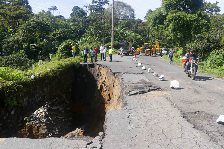 Para el 2018 ya habrá un buena parte del gasto del Ministerio de Comunicaciones contratado para el avance de las obras, con licitaciones nuevas. (Foto Prensa Libre: BENILDO CONCOGUÁ)