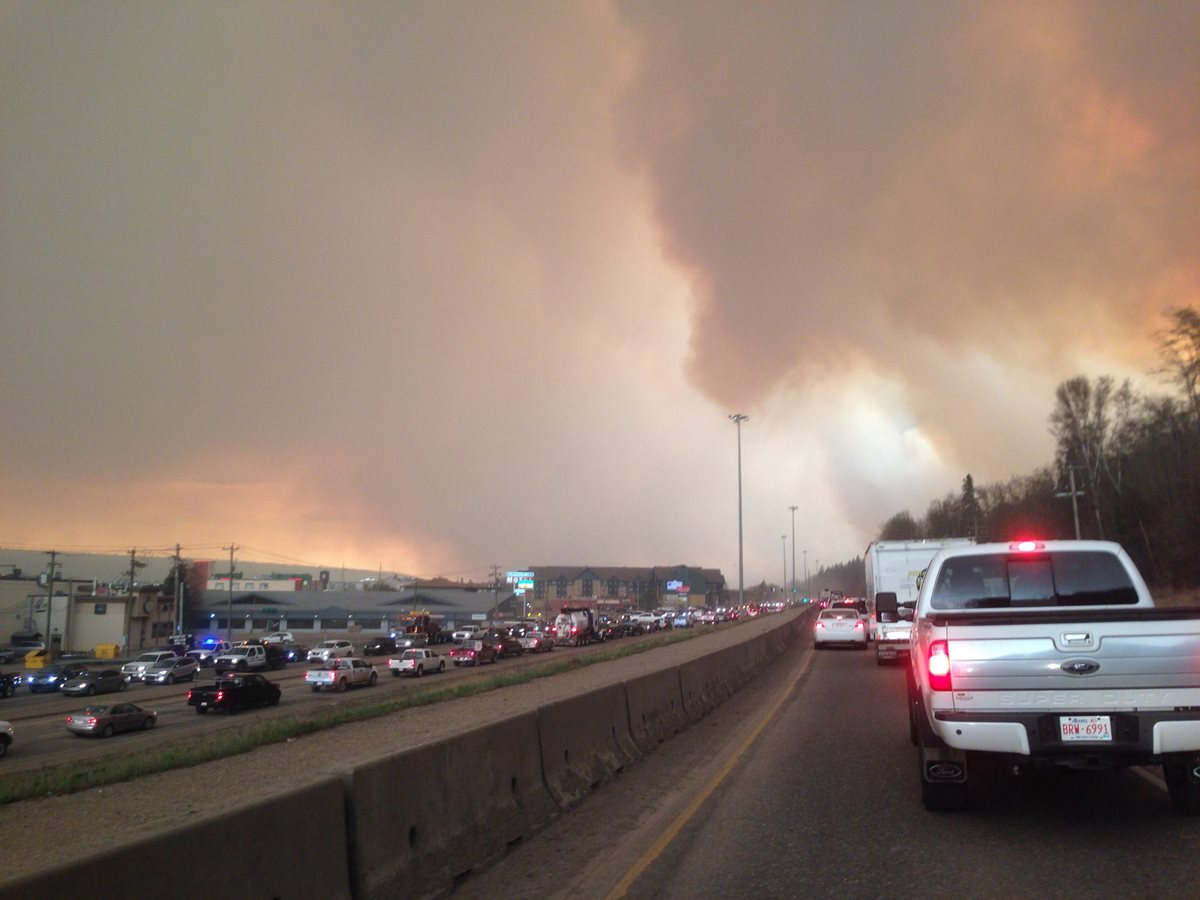 Atascos vehiculares causa gran incendio en Canadá. (Foto Prensa Libre: AP)