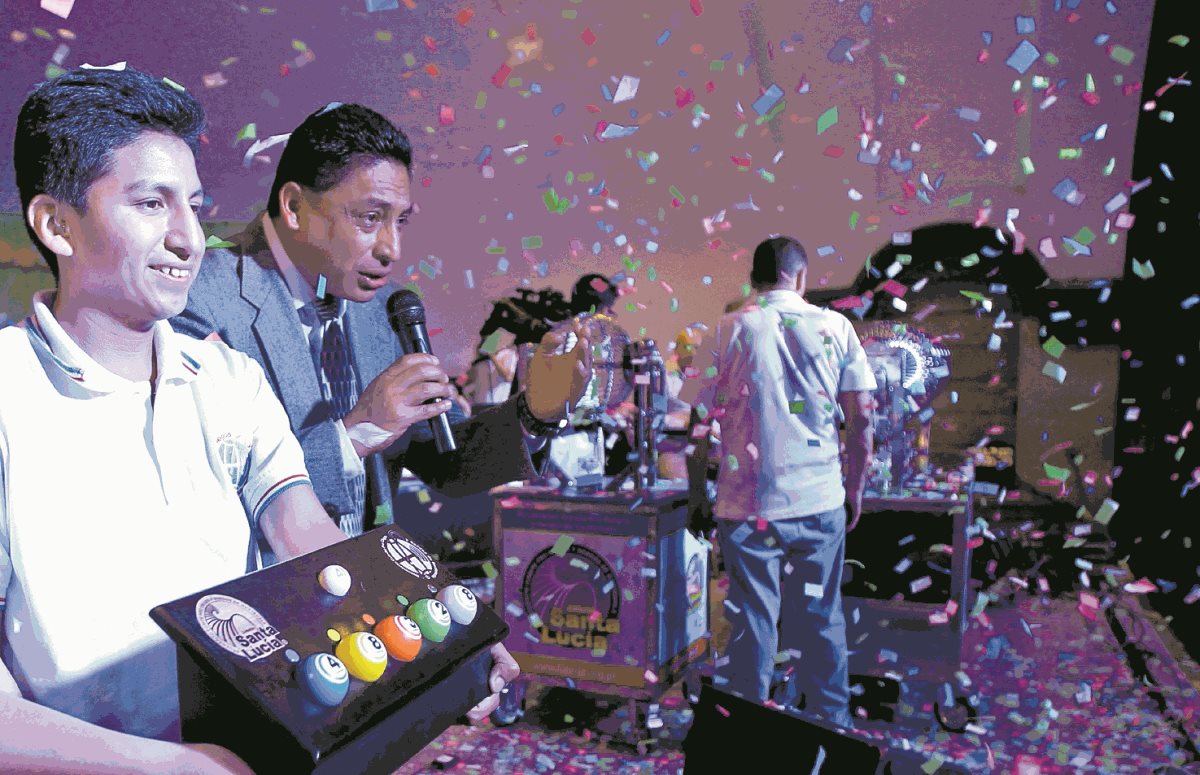El sorteo se llevó a cabo en Concha Acústica del Parque Centenario, en medio de música y mucha emoción. (Foto Prensa Libre: Esbin García
