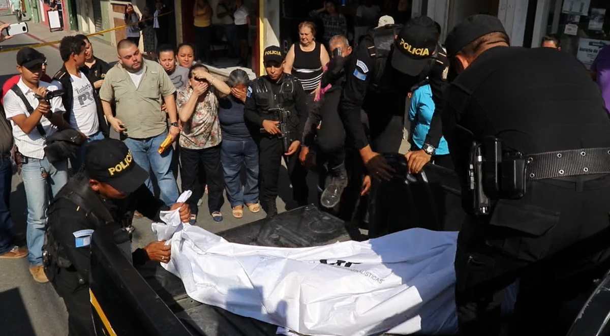 Familiares localizaron sin vida a la maestra Aura Dominga Marroquín Castañeda, en Jalapa. (Foto Prensa Libre: Hugo Oliva)