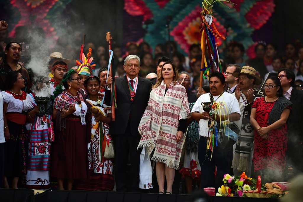 Andrés Manuel López Obrador participa en una ceremonia indígena junto a su esposa Beatríz Gutiérrez.