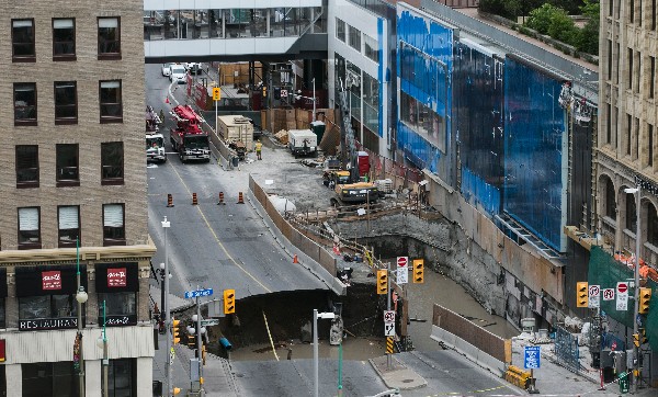 Lugar del hundimiento de tierra en Ottawa,Canadá. (Foto Prensa Libre:AFP).