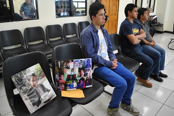 Familiares de Tommy Chajón durante la audiencia de Leonel Zamora. (Foto Prensa Libre: Alejandra Martínez )