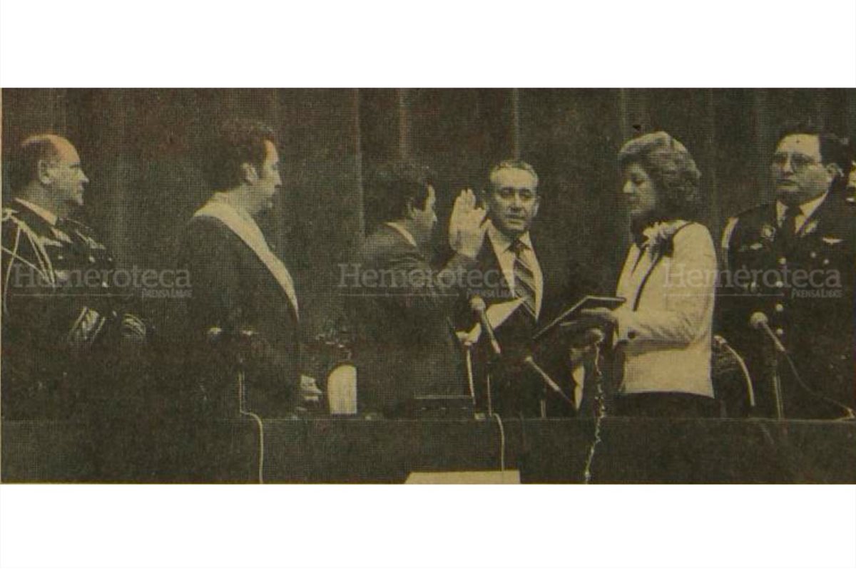 Vinicio Cerezo (con banda presidencial) y su vicepresidente, Roberto Carpio Nicolle, toman juramento el 14 de enero de 1986. (Foto: Hemeroteca PL)
