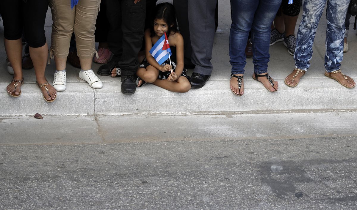 Una niña espera el paso de la caravana que transporta las cenizas de Fidel Castro en Camagüey. (Foto Prensa Libre: AP).