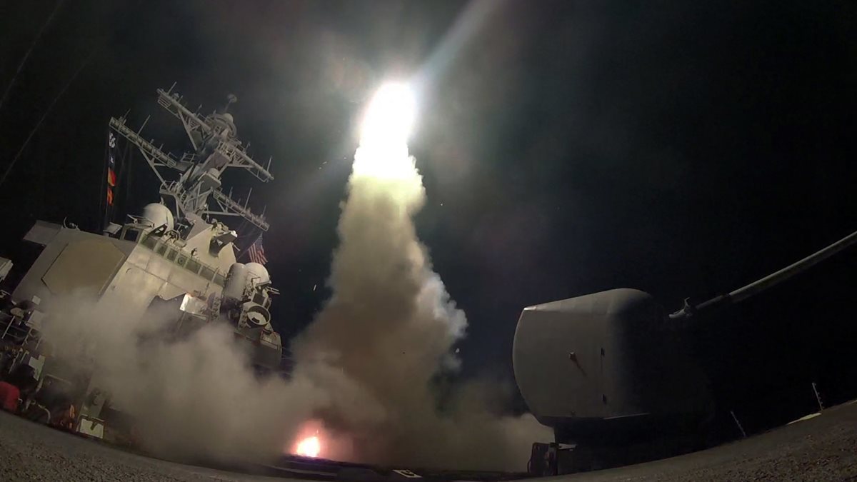 Una fuente del Pentágono informó que 59 misiles Tomahawk fueron lanzados desde buques estadounidenses. (Foto Prensa Libre: AFP)