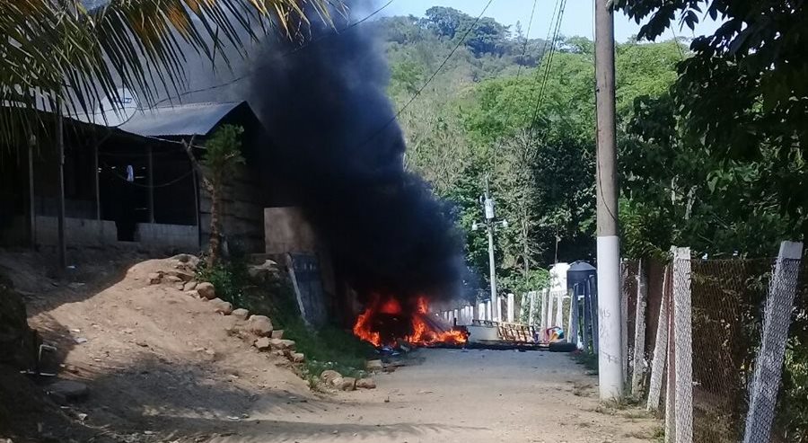 Pobladores de Chipur llegaron a Santa María Cahabón para causar disturbios contra negocios propiedad de Santiago Sacul. (Foto Prensa Libre: Cortesía)