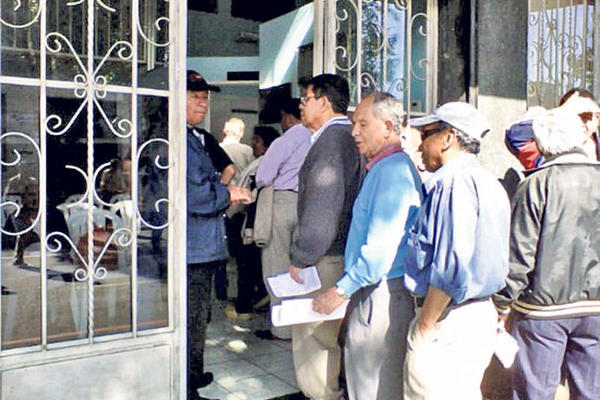 Esta es una imagen de las jornadas médicas que ofrece el Ipsa. Según una cantante que pidió el anonimato, les descuentan los servicios a los afiliados.
