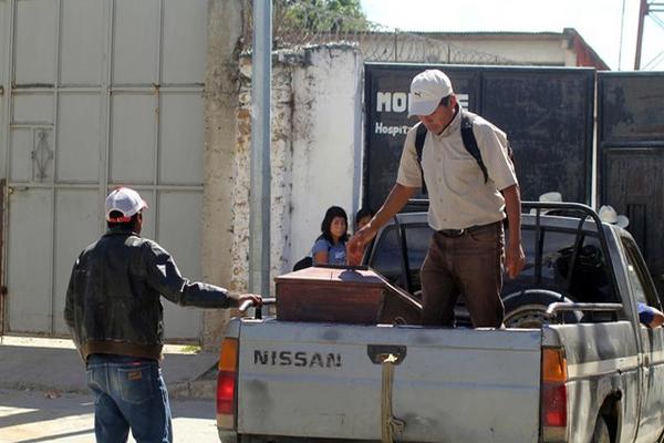 Familiares retiran los restos de Jose Adán Jiménez de la morgue de Jalapa. (Foto Prensa Libre: Hugo Oliva)