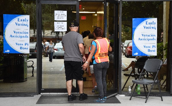 Varias personas acuden a votar en un centro de votación en Miami. (Foto Prensa Libre: AFP)
