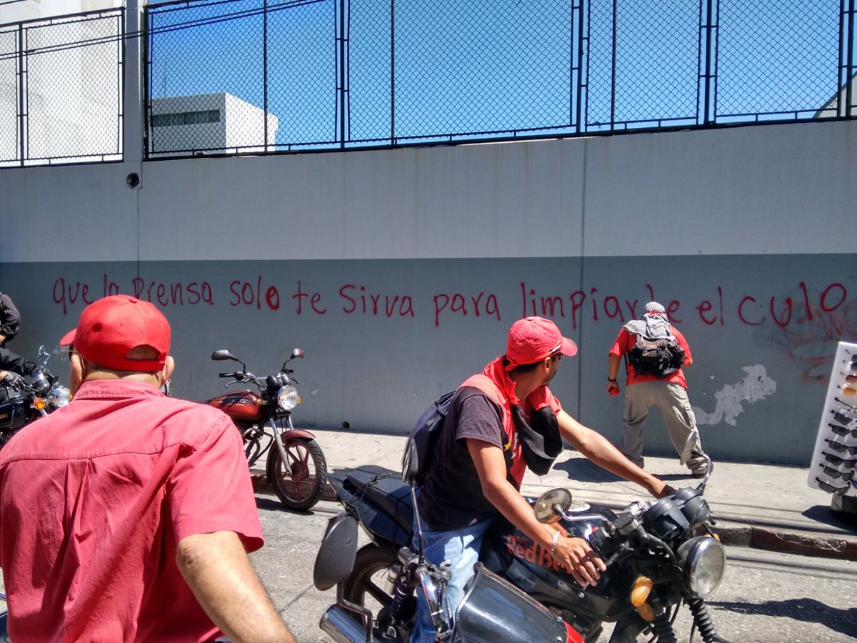 Grupos afines al presidente Otto Pérez Molina atacan edificio de Prensa Libre. (Foto Prensa Libre: Manuel Hernández)