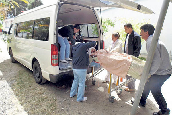 Paramédicos del Hospital de Jalapa trasladan a Osman Saúl Ábrego, quien murió en la ambulancia hacia el Hospital Regional de Cuilapa.