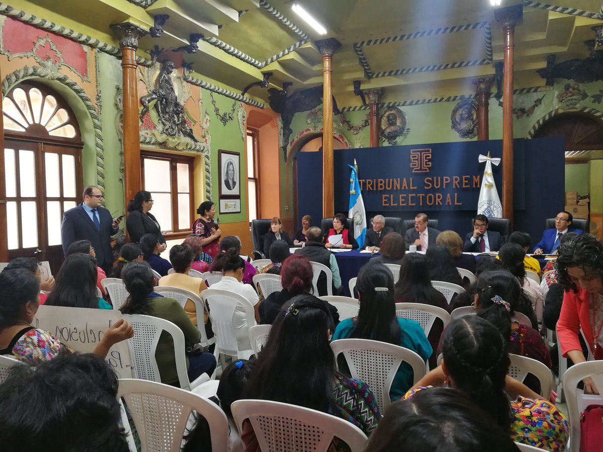Organizaciones de mujeres exponen ante los magistrados del TSE las circunstancias de género que las colocan en desventaja política. (Foto Prensa Libre: Andrea Orozco)