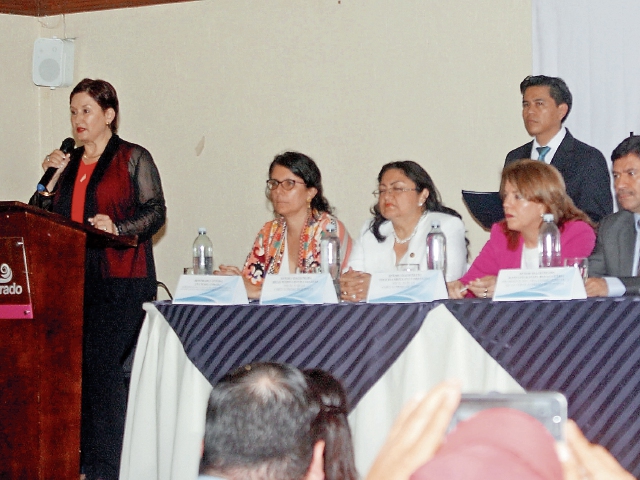 Thelma Aldana, jefa del Ministerio Público, habla durante el diálogo nacional efectuado ayer en Zacapa. (Foto Prensa Libre: Hugo Oliva)