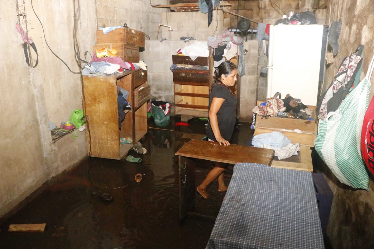 Unas 35 viviendas fueron anegadas por el desbordamientos de ríos en Retalhuleu. (Foto Prensa Libre: Rolando Miranda)