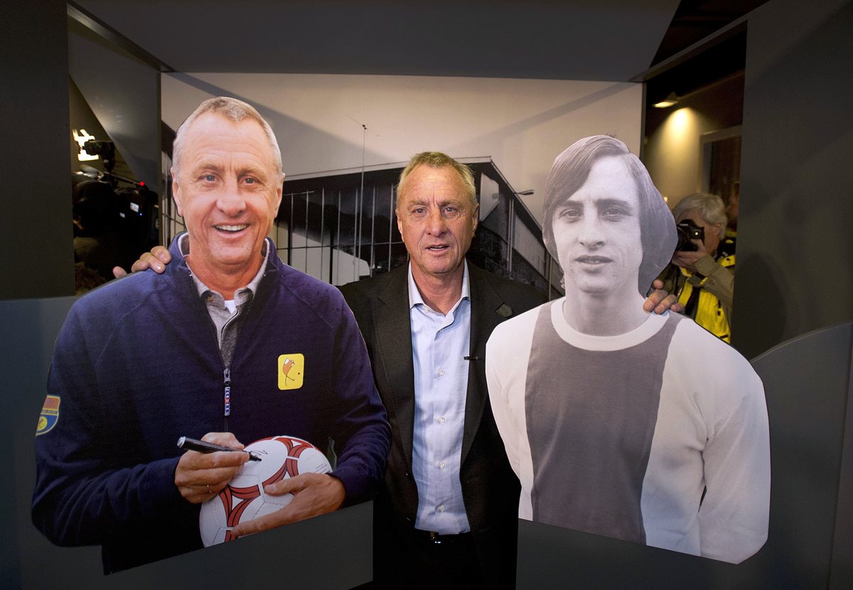 Johan Cruyff en una fotografía del 2012 en el museo de Amsterdam junto a dos posters figantes con su imágen. (Foto Prensa Libre: AFP)