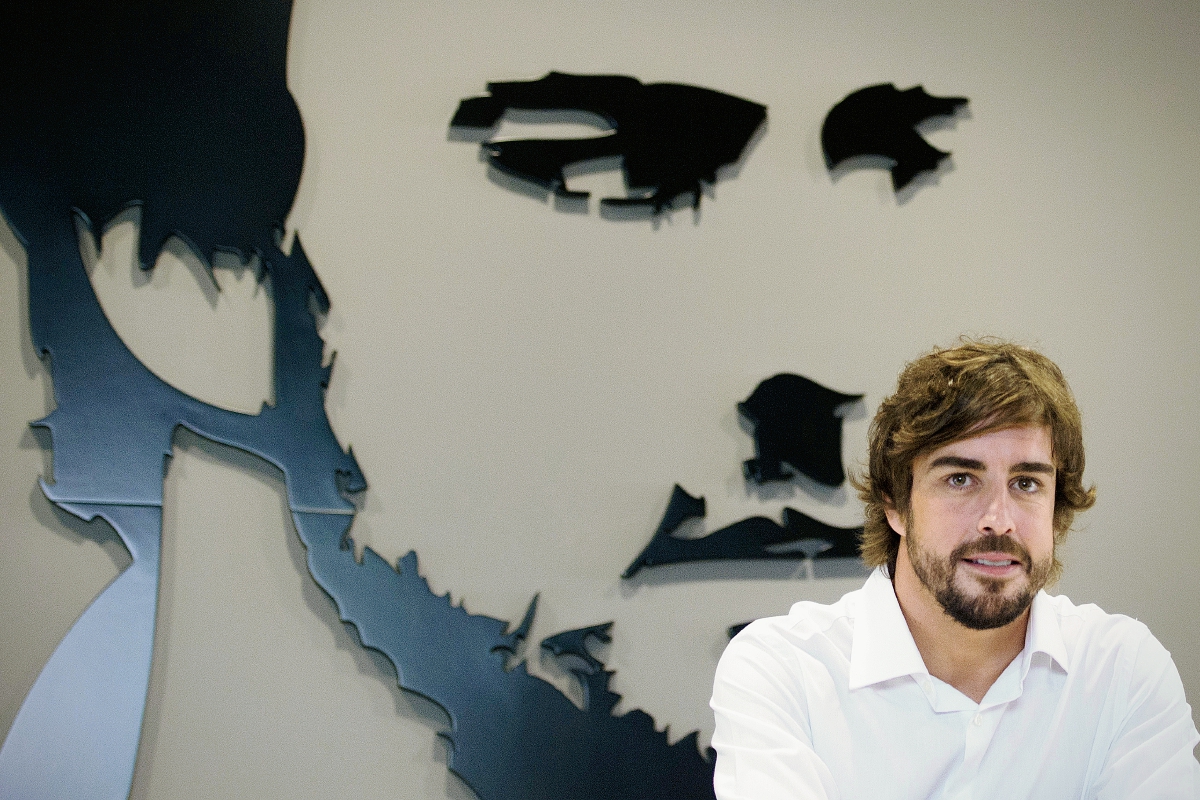 Fernando Alonso durante la inauguración del museo de la Fundación Llanera al norte de España. (Foto Prensa Libre: AFP)