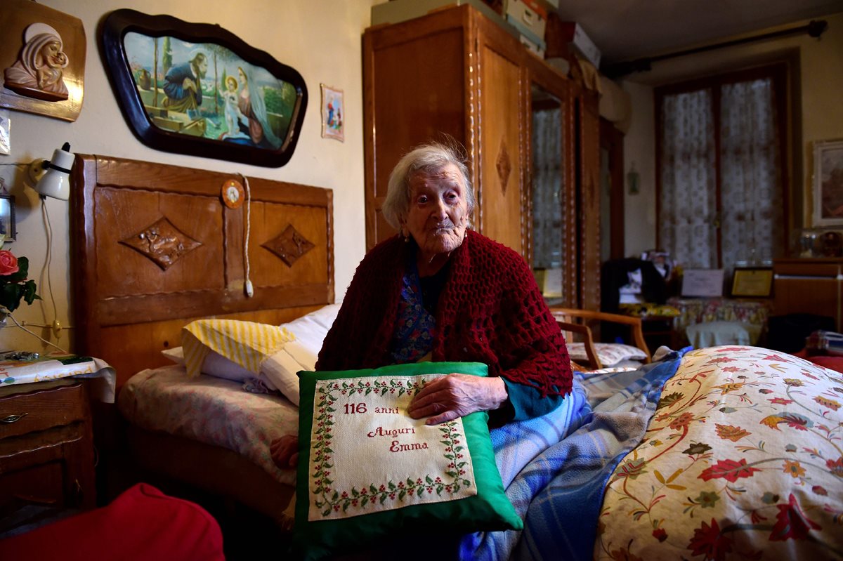 Emma Morano de 116 años posa para una fotografía para la Agencia Francesa de Prensa. (Foto Prensa Libre: AFP).