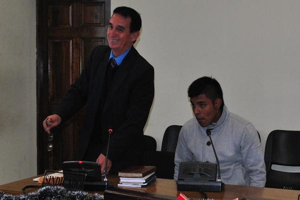Roberto Chan acompaña a su defendido, Gilman Gramajo, quien quedó ligado a proceso por maltrato contra personas menores de edad. (Foto Prensa Libre: Alejandra Martínez).