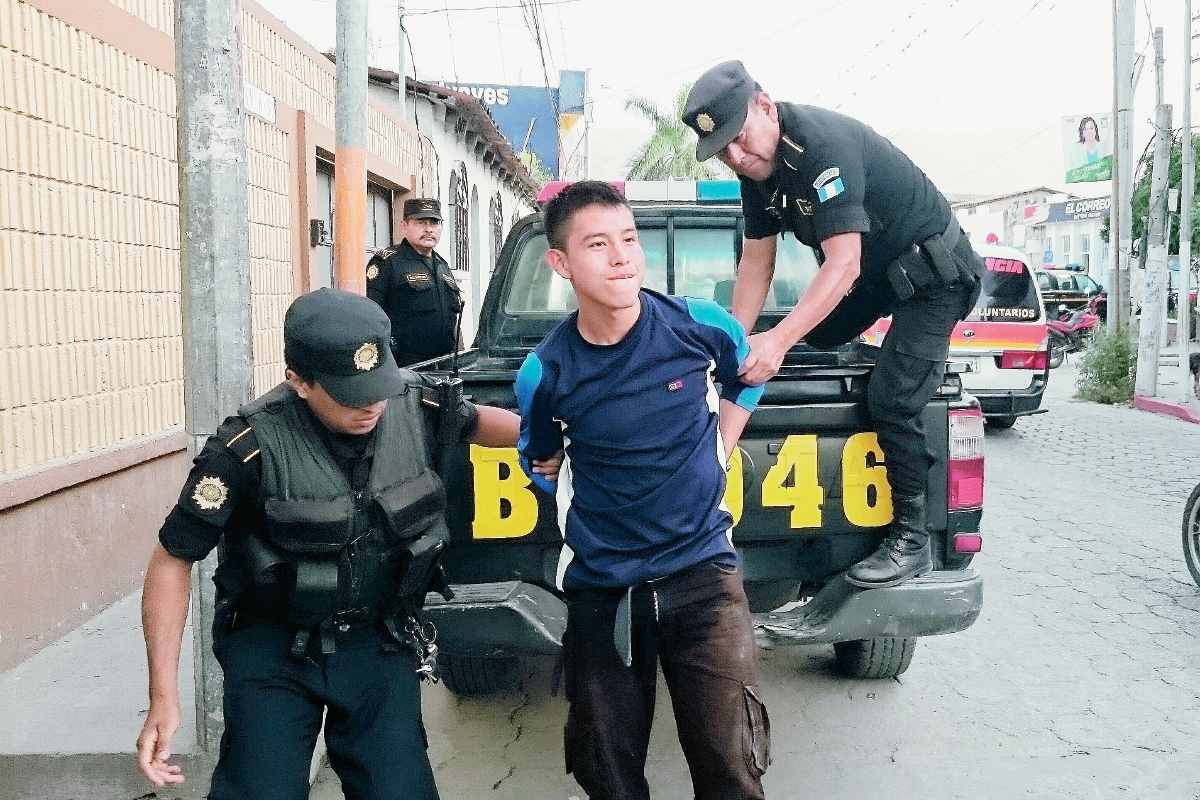Agentes policiales trasladan a prisión a José Mario Tista López, en Salamá, Baja Verapaz. (Foto Prensa Libre: Carlos Grave)