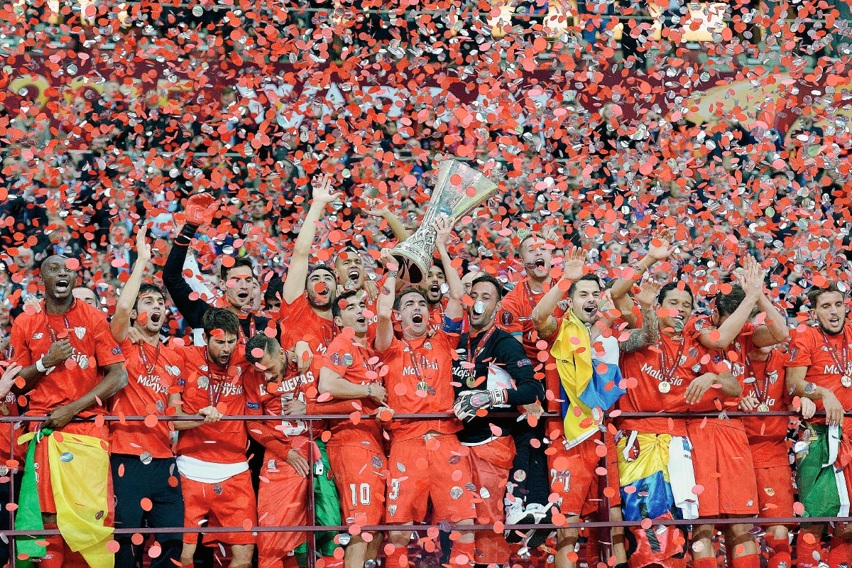 Los jugadores del Sevilla festejan su cuarto título en la Uefa Europa League. (Foto Prensa Libre: AFP)
