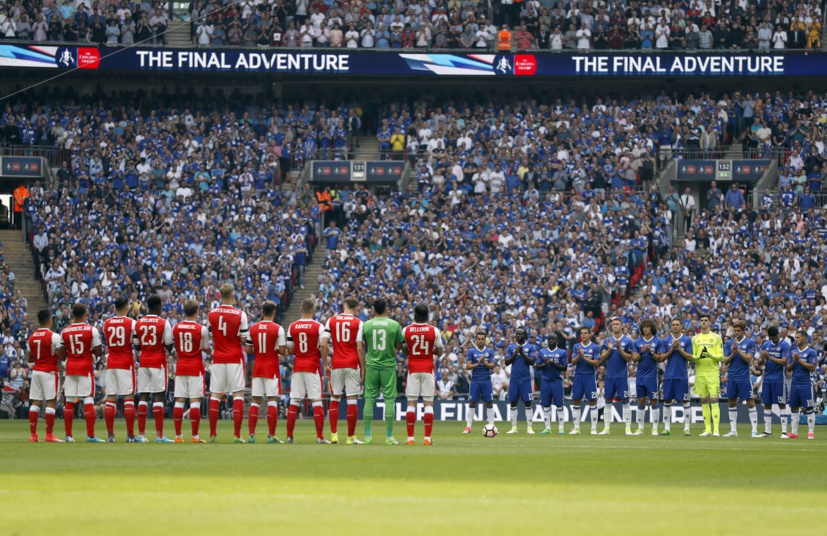 Los jugadores demostraron respeto y unidad al momento del minuto de silencio. (Foto Prensa Libre: AP)