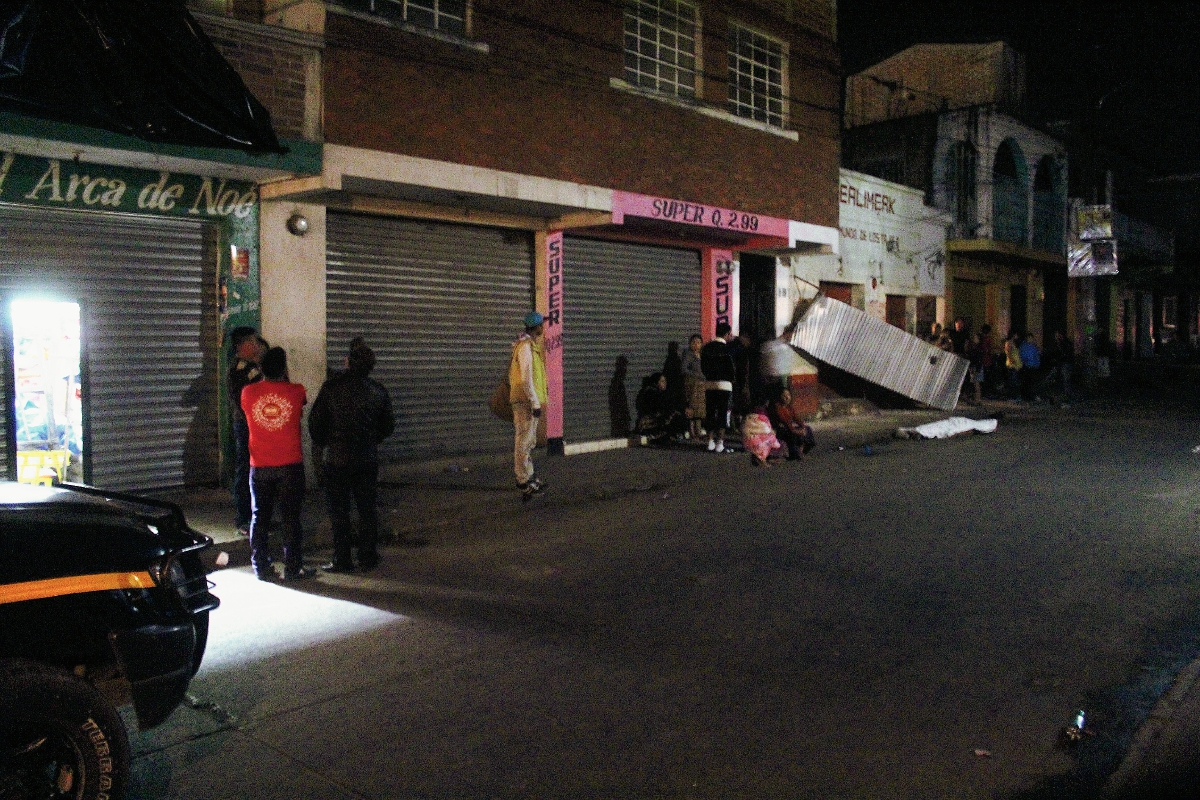 El cadáver de un adolscente cayó a la cinta asfáltica desde un tercer nivel, luego de que se electrocutó, en la cabecera de Jalapa. (Foto Prensa Libre: Hugo Oliva)