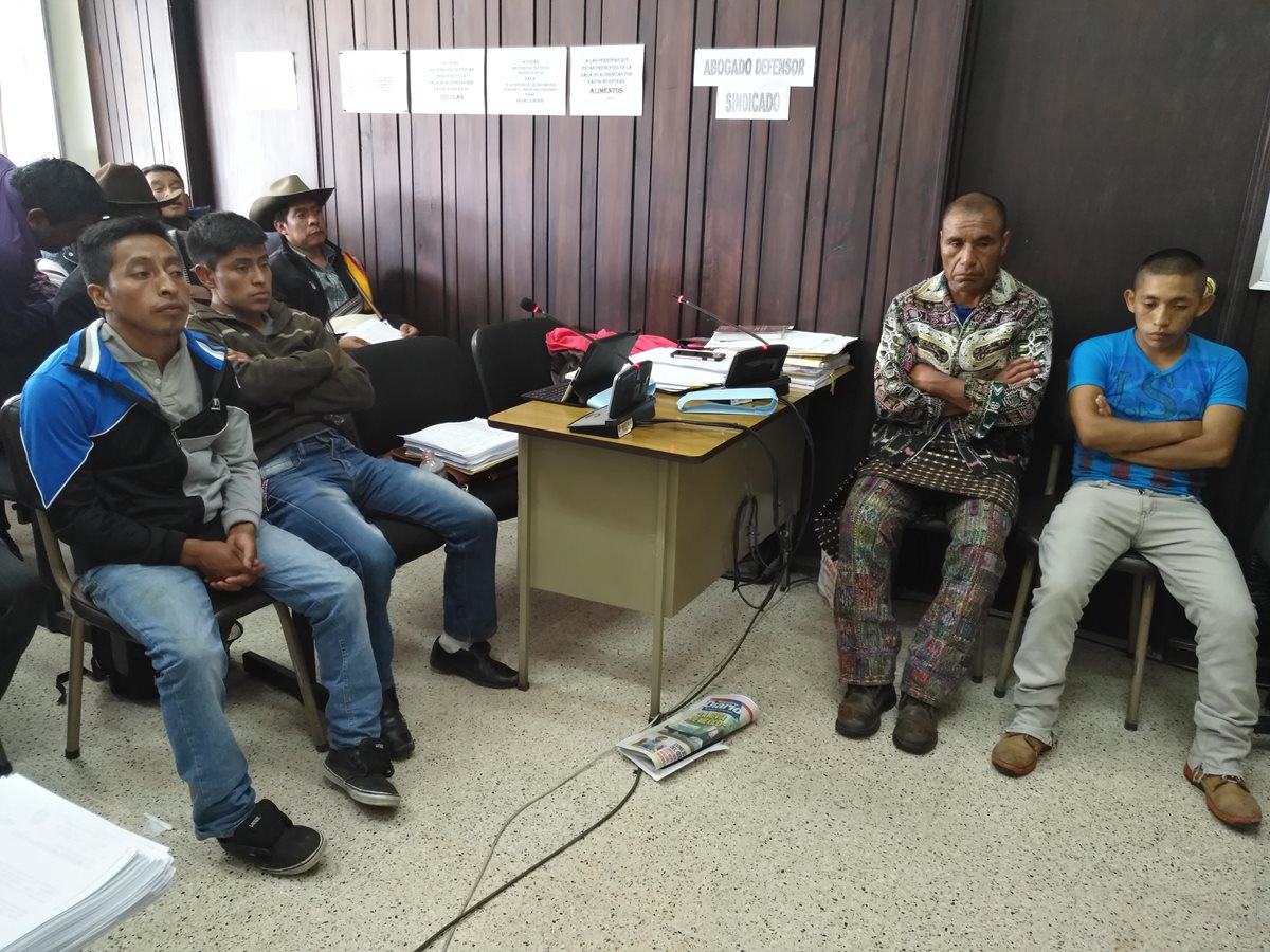 Los cuatro sindicados, durante la audiencia judicial en donde fueron ligados a proceso. (Foto Prensa Libre: Ángel Julajuj)