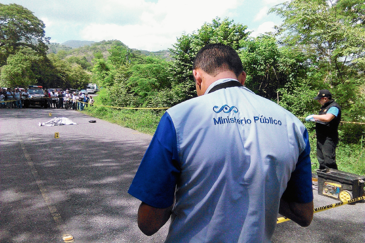 Autoridades resguardan el lugar donde murió baleado Sergio Rolando Pinto, en Chiquimula. (Foto Prensa Libre: Edwin Paxtor)