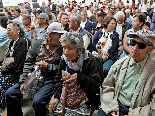 Muchos afiliados al IGSS son afectados por adeudos de patronos por Q1 mil 210 millones. (Foto Prensa Libre: CARLOS SEBASTIAN)