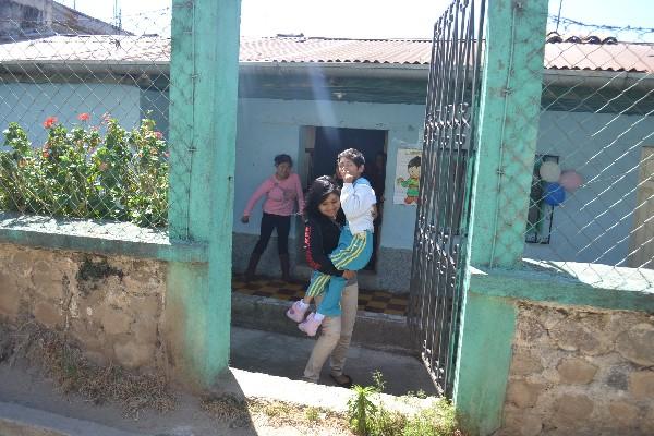 Maestras y  padres de familia tienen dificultad para ingresar a los niños en  la escuela   de educación especial de Sololá, la cual  no tiene rampas.
