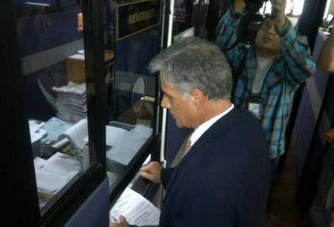 El abogado Ricardo Sagastume presenta memoriales donde manifiesta que algunos diputados han desobedecido a la CC. (Foto Prensa Libre: Byron Vásquez)