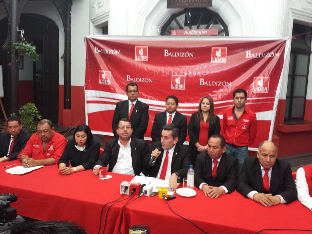 Roberto Villate anuncia la devolución de Q6.9 millones a empresas ligadas a contratos con el Estado. (Foto Prensa Libre: Jessica Gramajo)
