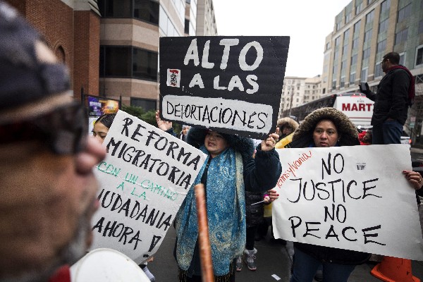 Manifestantes canta estamos aquí para quedarnos en durante la manifestación. (Foto prensa Libre:EFE).