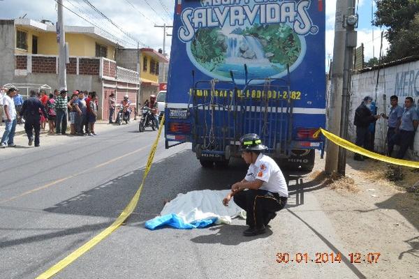 Bombero cubre el cuerpo de Salvador Vega, atacado en la zona 18 mientras repartía agua pura.<br _mce_bogus="1"/>