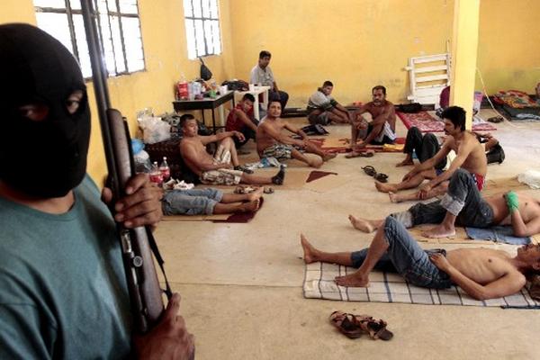 Habitantes de Guerrero, México, capturan a presuntos delincuentes y aplican justicia popular. (Foto Prensa Libre: AFP)