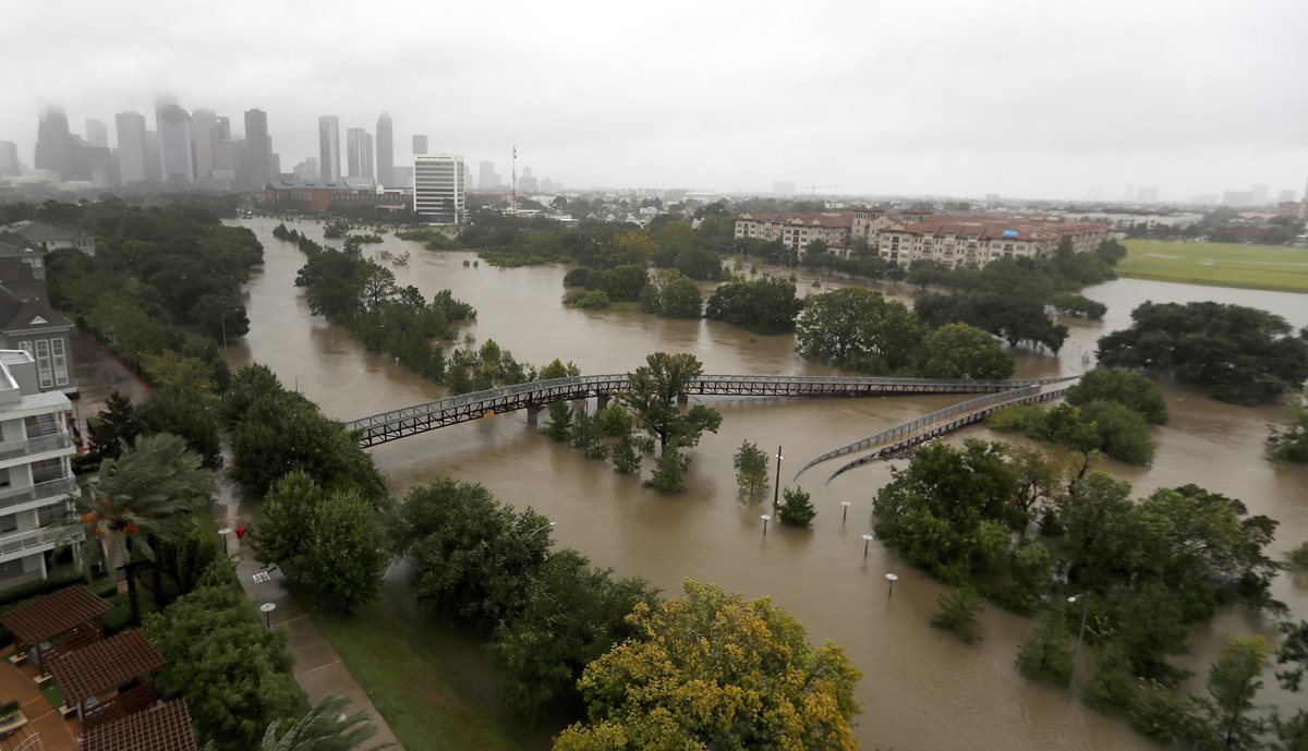 La lluvia continúa cayendo en Houston, Texas.