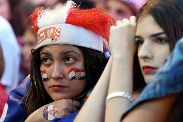 Las seguidoras croatas lucían tristes cuando su equipo perdía 1-0.