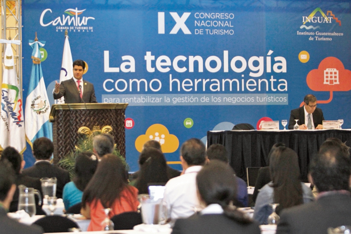 Diego Díaz, presidente de Camtur, con Francisco Bonifaz y Maru Acevedo, director y subdirectora del Inguat, participan en el Noveno Congreso Nacional de Turismo. (Foto Prensa Libre: Paulo Raquec)