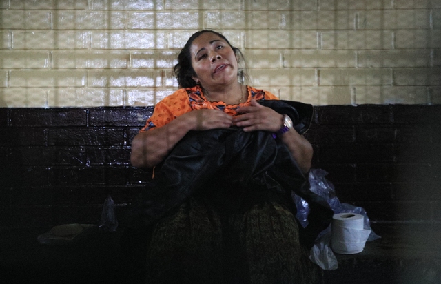 Elena Chiquín Pérez Beb espera en la carceleta de Torre de Tribunales para ser enviada al lugar donde guarda prisión preventiva, por la venta de su hijo. (Foto Prensa Libre: Carlos Hernández Ovalle)