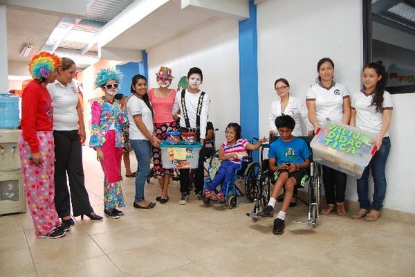 Estudiantes de magisterio y niños en rehabilitación, en Fundabiem de Coatepeque.
