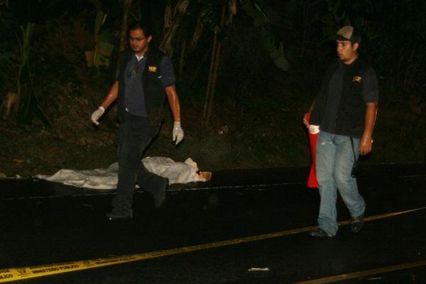 Peritos del Ministerio Público recaban datos de un hombre atropellado por un autobús, en Morales, Izabal. (Foto Prensa Libre: Edwin Perdomo)<br _mce_bogus="1"/>