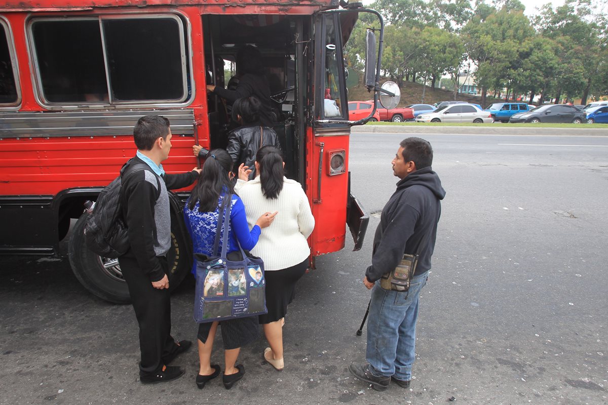 Los pasajeros de las unidades de rutas 203 y 204 son víctimas de asaltos durante el recorrido por e anillo Periférico. (Foto Prensa Libre: Erick Ávila)