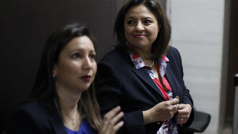 La canciller Sandra Jovel (de rojo) y su abogada al terminar la audiencia en el Juzgado Sexto Penal. (Foto Prensa Libre: Paulo Raquec).