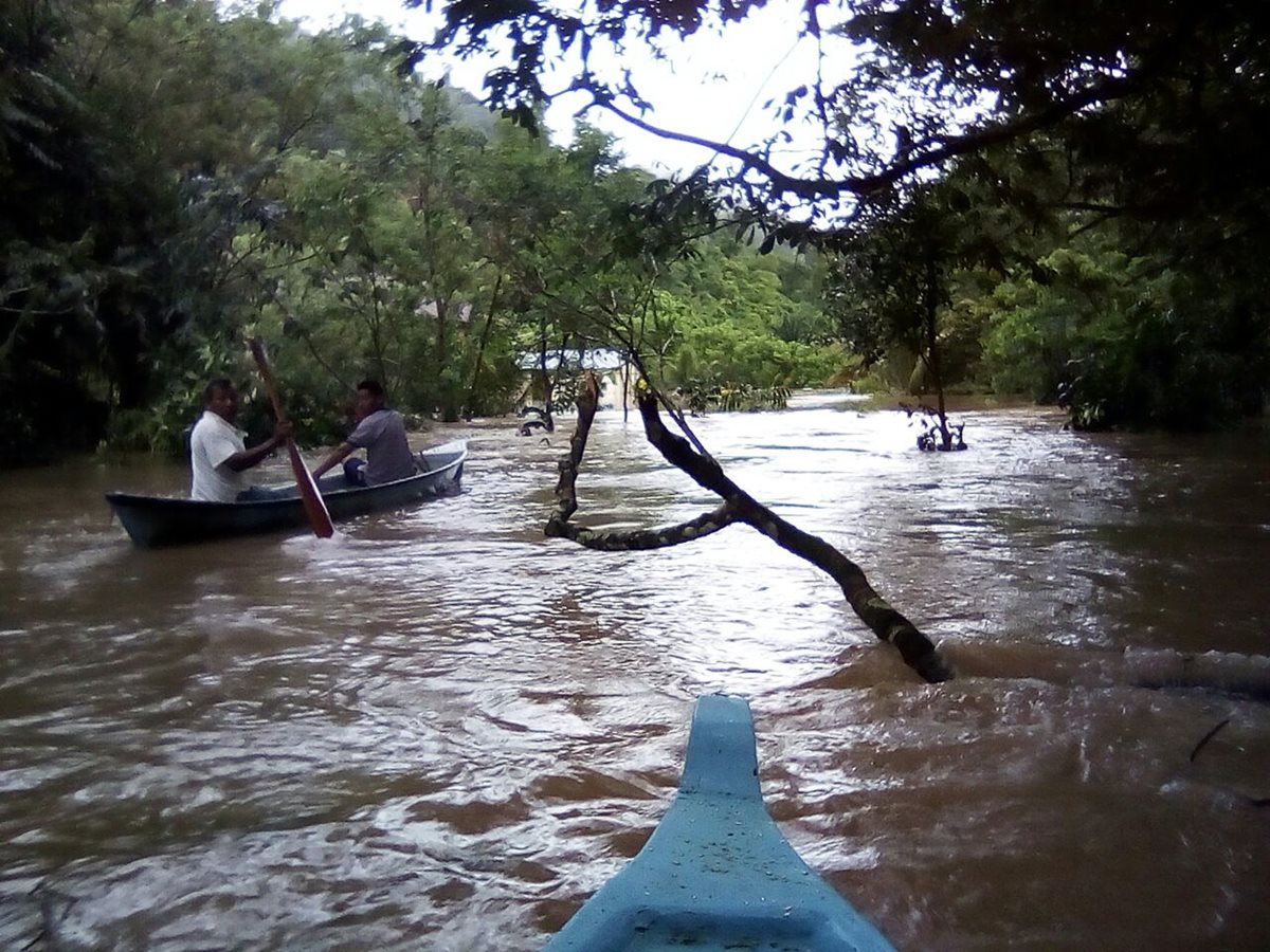 Vecinos de Rubel Cacao, Lívingston, Izabal, utilizan lanchas para salir de la comunidad, afectada por las inundaciones. (Foto Prensa Libre: Dony Stewart)